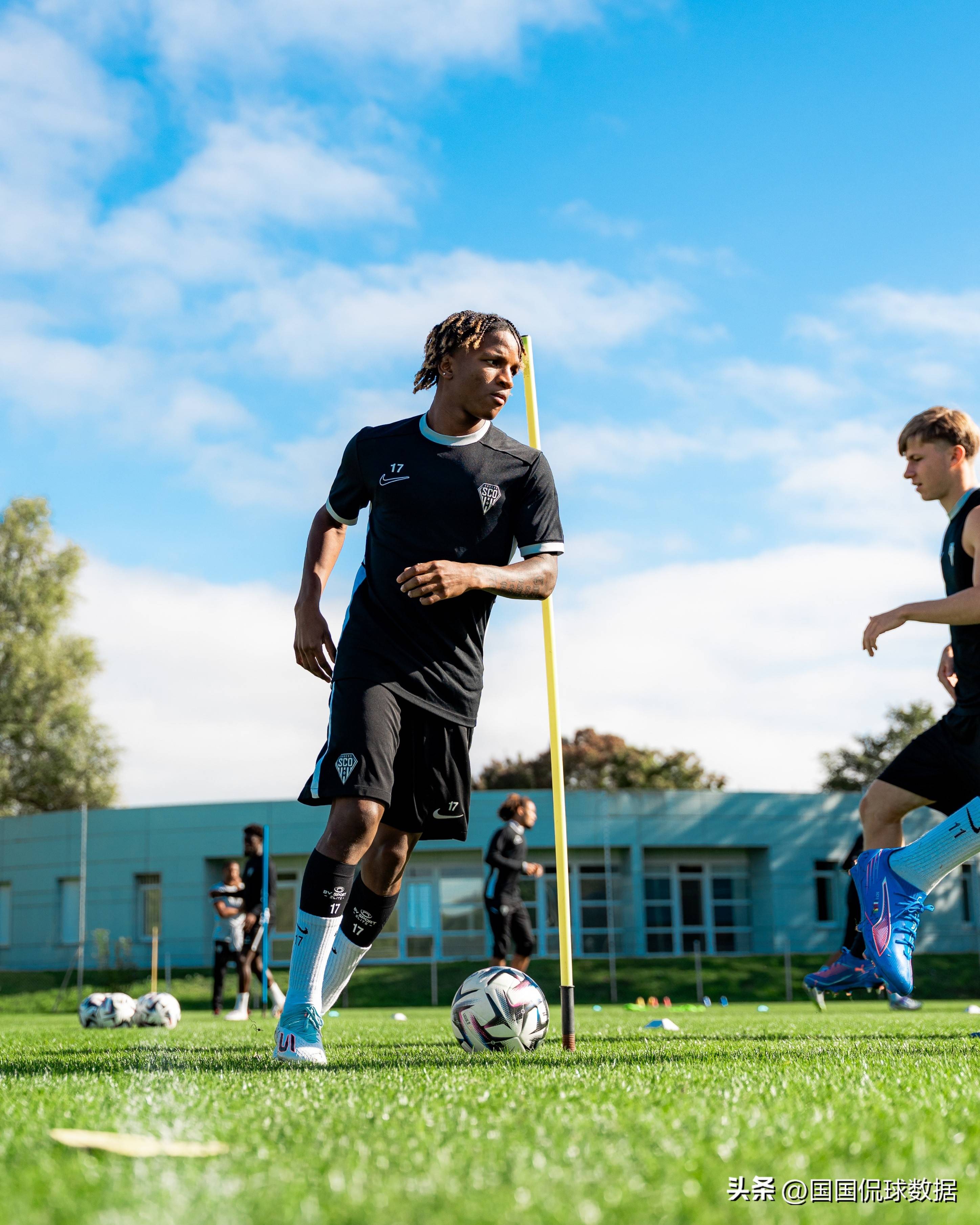 包含赛地聚焦——法甲转会期热度飙升，巴黎圣日耳曼状态回暖，引发热议，赛程密集仍需轮换的词条